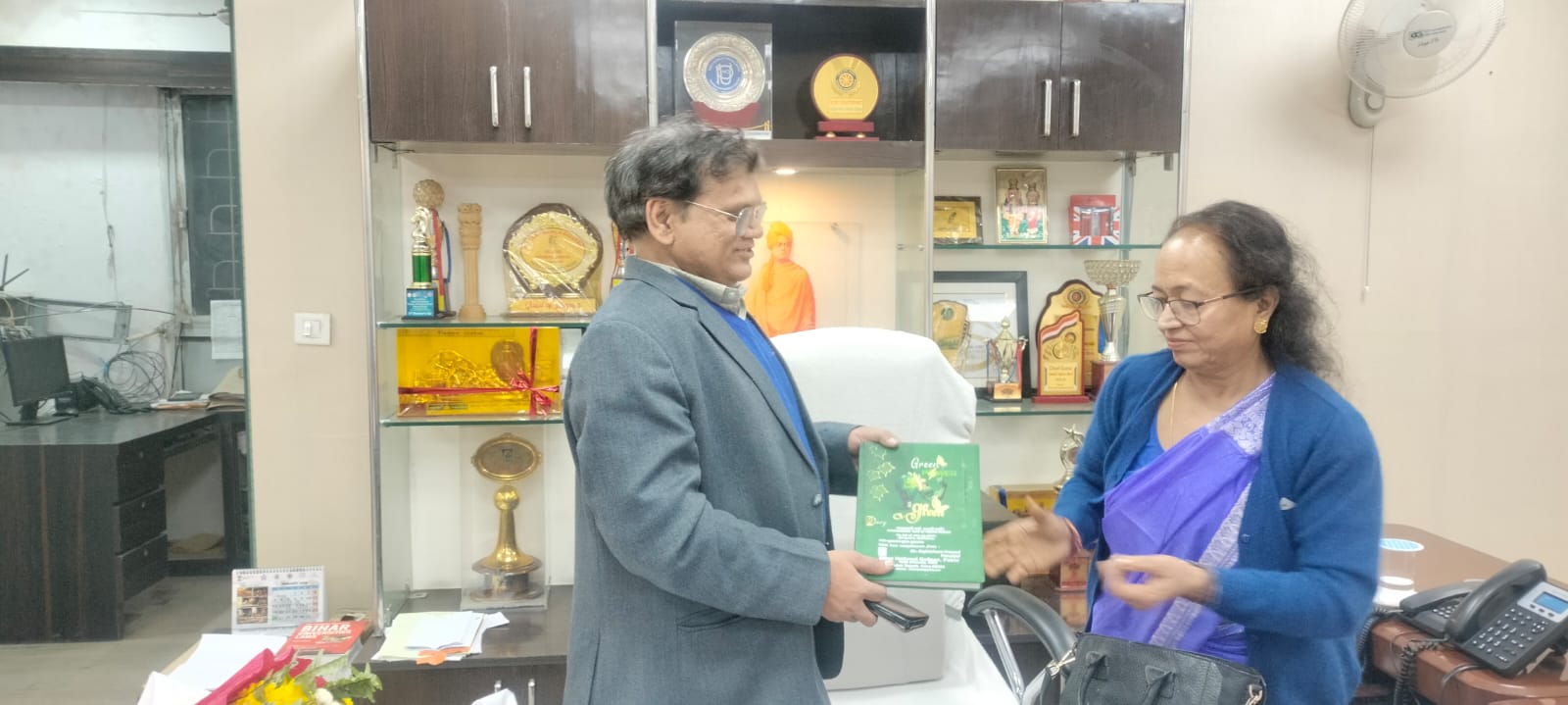 Principal Presented College Diary to Hon'ble VC